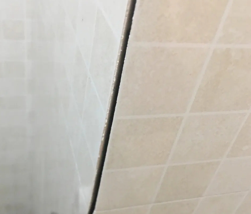 南涧瓷砖空鼓维修公司分享阳台瓷砖脱落的修复过程可以分为以下几个步骤