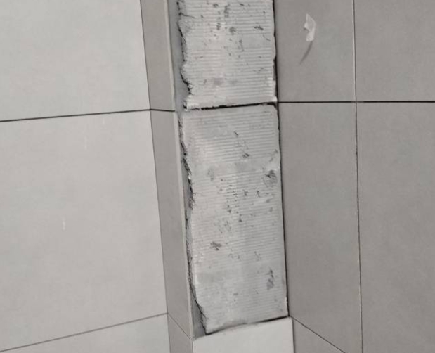 南涧瓷砖空鼓维修公司分享下瓷砖施工前基层浇水润湿程度不足，可能导致以下问题