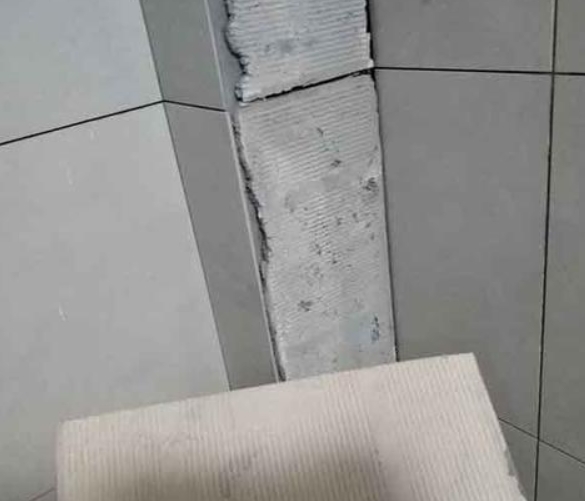 南涧瓷砖空鼓维修公司分享下厨房瓷砖脱落的补救措施。